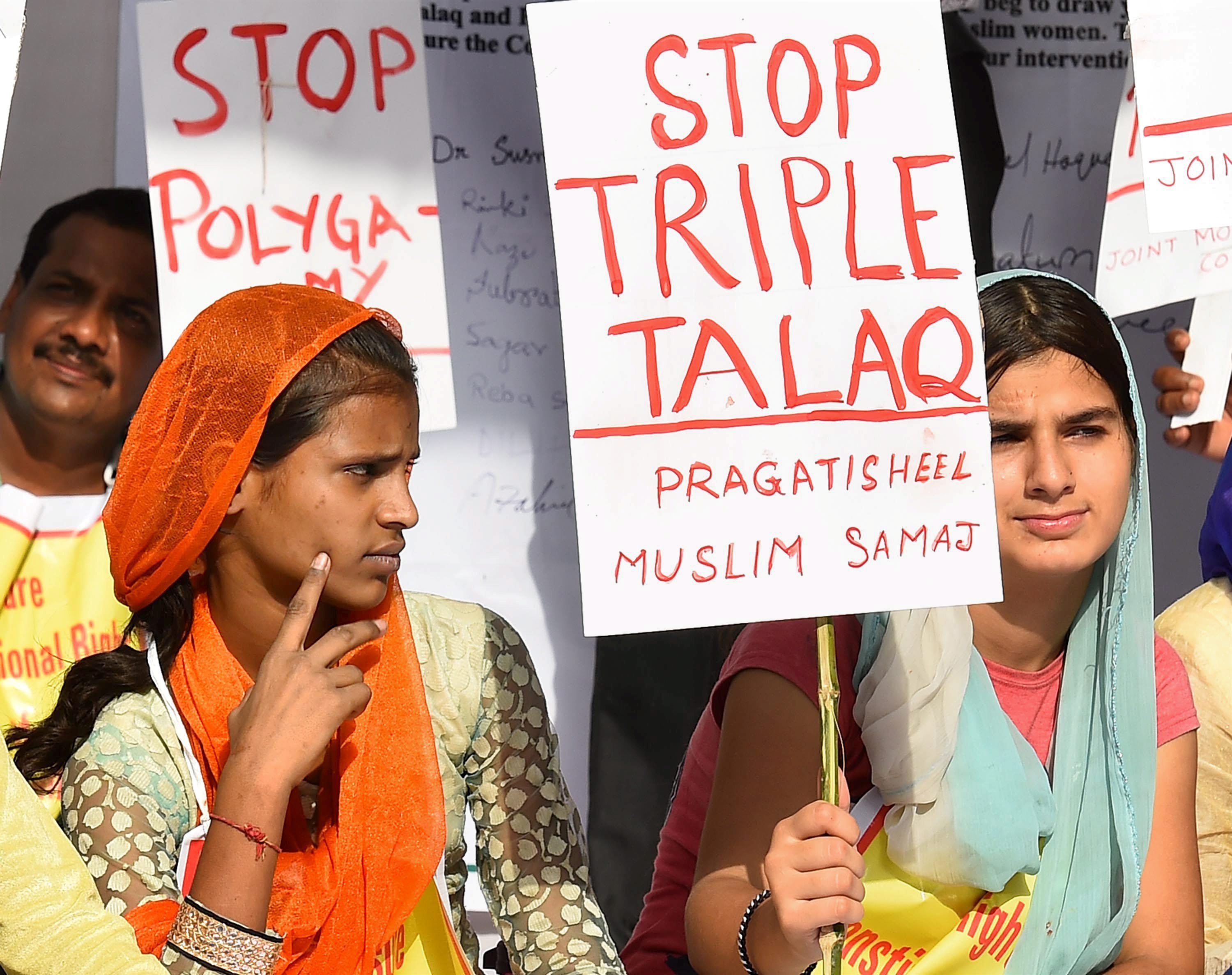 New Delhi: Activists of Joint Movement Committee protest on the issue of 'Triple Talaq' at Jantar Mantar in New Delhi on Wednesday. PTI Photo by Kamal Singh (PTI5_10_2017_000223A)
