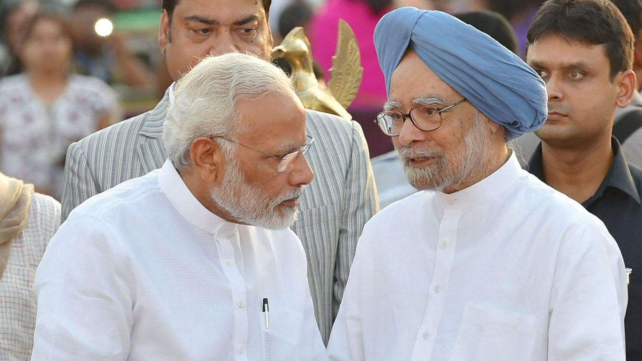 प्रधानमंत्री नरेंद्र मोदी और पूर्व प्रधानमंत्री मनमोहन सिंह. (फाइल फोटो: पीटीआई)