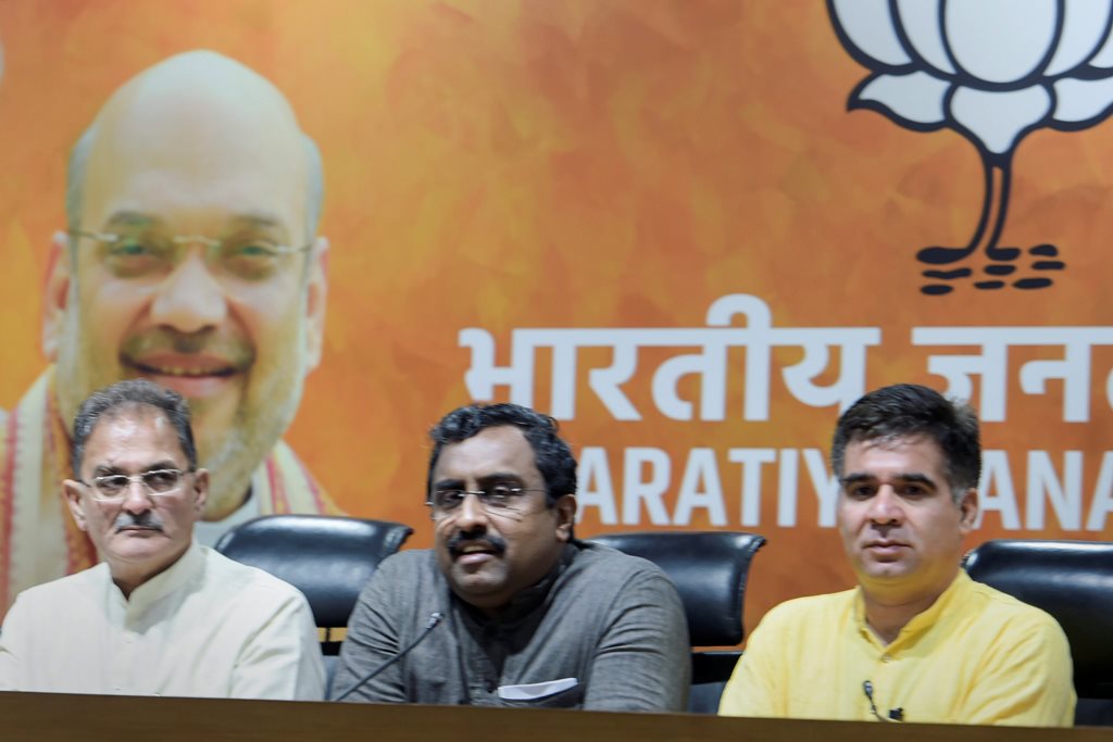 New Delhi: Bharatiya Janata Party (BJP) in-charge for Jammu and Kashmir Ram Madhav, flanked by the state Dy Chief Minister Kavinder Gupta and BJP state chief Ravinder Raina, addresses a press conference in New Delhi on Tuesday, June 19, 2018.The BJP has decided to pull out of the alliance government with Mehbooba Mufti-led People's Democratic Party in Jammu & Kashmir. (PTI Photo/Shahbaz) (PTI6_19_2018_000084B)