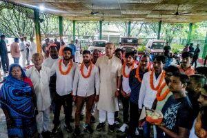 **BEST QUALITY AVAILABLE** Ranchi: Union Minister of State for Civil Aviation Jayant Sinha with the lynching convicts at his residence after they were released on bail in Ramgarh, Jharkhand on Saturday, July 7, 2018. (PTI Photo)(PTI7_7_2018_000204B)