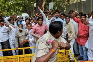 New Delhi: Police personnel use batons to disperse sanitation workers of Municipal Corporation of Delhi during a protest over their various demands at Parliament Street in New Delhi, Monday, Oct 8, 2018. (PTI Photo) (PTI10_8_2018_000096B)