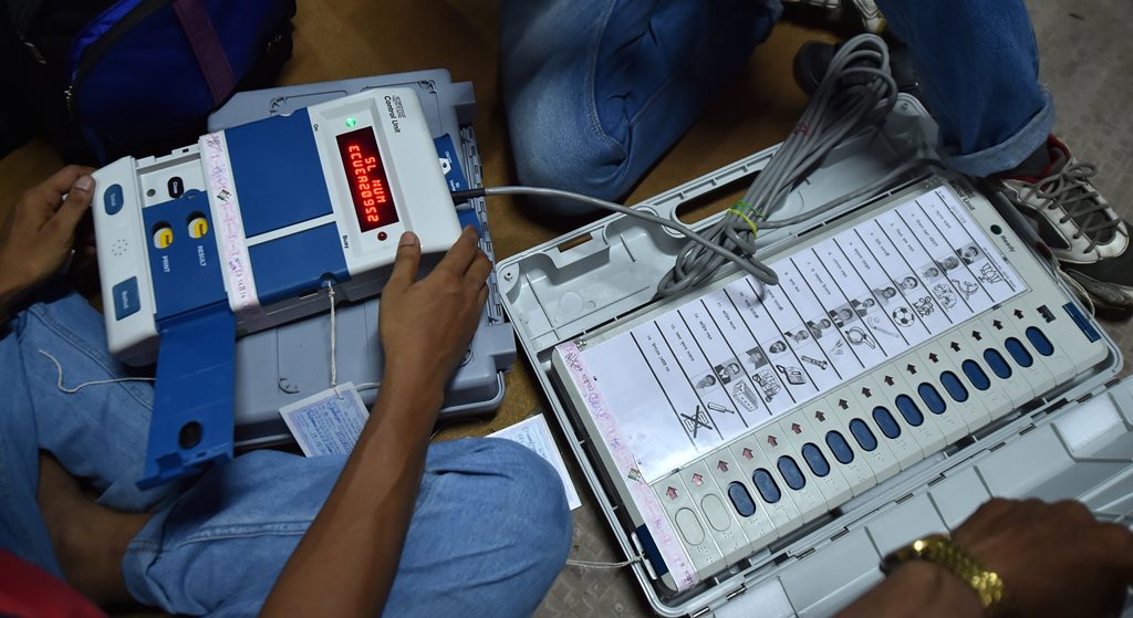 बंगालः ईवीएम स्ट्रॉन्ग रूम में सीसीटीवी बंद होने का आरोप, चुनाव आयोग ने कहा- तकनीकी गड़बड़ी थी