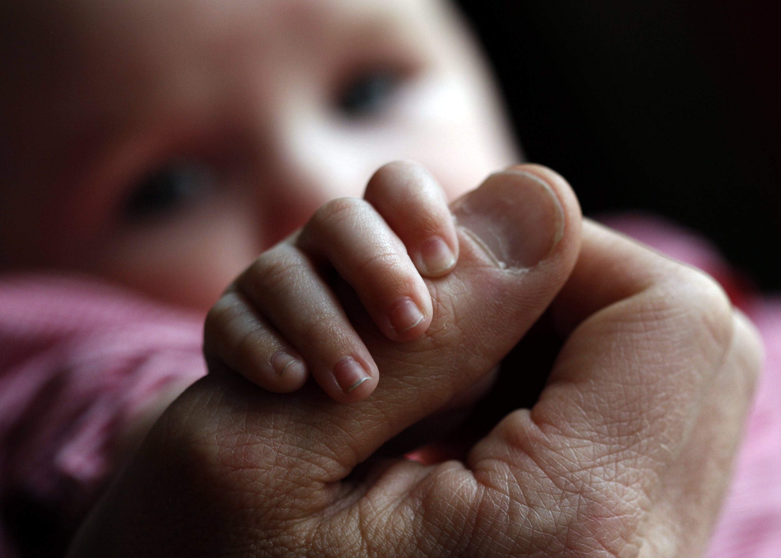 आईवीएफ से जन्मे शिशु के जन्म-मृत्यु पंजीकरण के लिए पिता की जानकारी मांगना उचित नहीं: कोर्ट