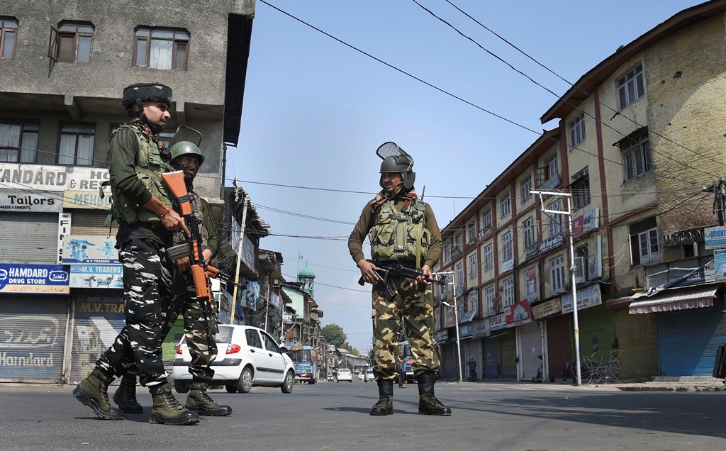 जम्मू कश्मीर: श्रीनगर में दो सरकारी शिक्षकों की गोली मारकर हत्या