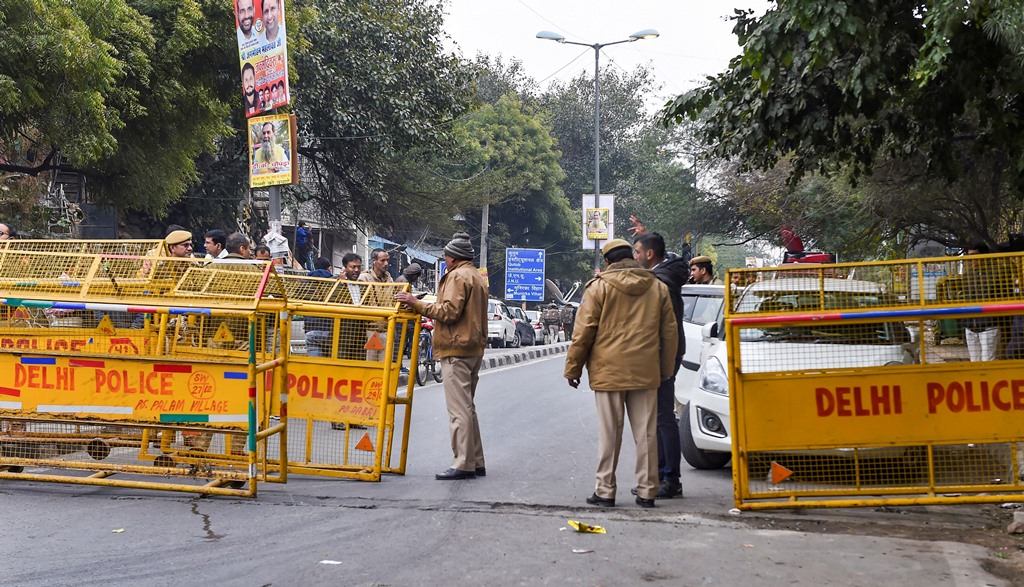 New Delhi: Tight police security at the Jawaharlal Nehru University (JNU), in New Delhi, Monday, Jan. 6, 2020. A group of masked men and women armed with sticks, rods and acid allegedly unleashed violence on the campus of the University, Sunday evening. (PTI Photo/Atul Yadav) (PTI1_6_2020_000044B)