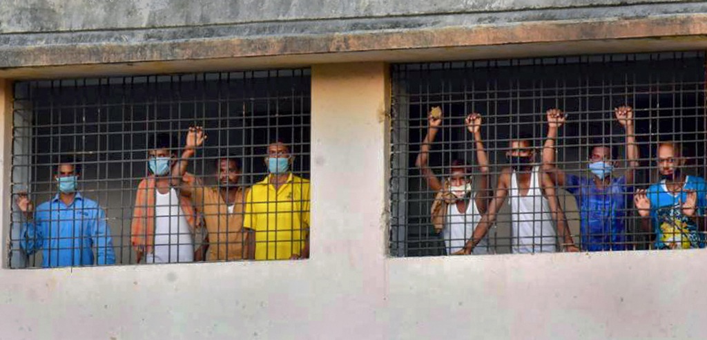 Nagpur: Labourers wearing face masks look through the windows of a building where they are sheltered, during ongoing COVID-19 lockdown in Nagpur, Thursday, April 23, 2020. (PTI Photo) (PTI23-04-2020_000182B)