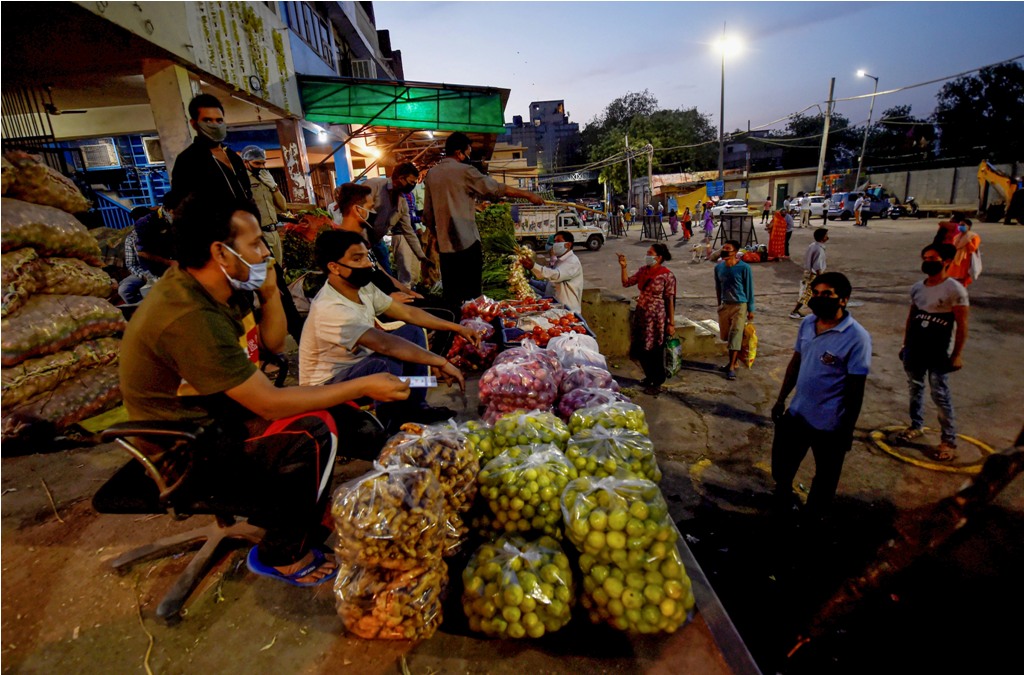 New Delhi: Vendors at Okhla vegetable market during the nationwide lockdown, in wake of the coronavirus pandemic, in New Delhi, Wednesday, April 22, 2020. (PTI Photo/Kamal Singh)(PTI22-04-2020 000251B)