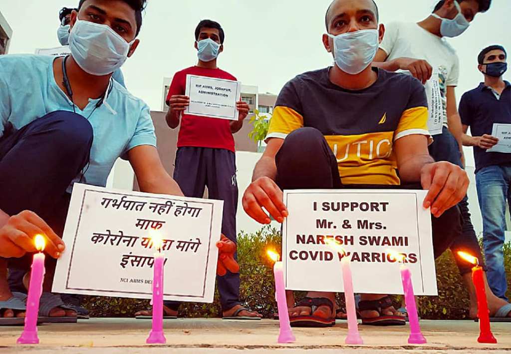 इस घटना के विरोध में जोधपुर के मेडिकल कर्मचारी इंसाफ की मांग को लेकर लगातार प्रदर्शन कर रहे हैं. (फोटो साभार: फेसबुक)