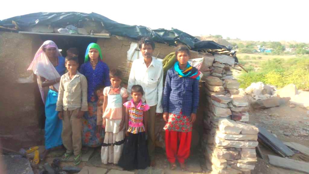 बूंदी जिले के बुधपुरा के मजदूर राजू भील और उनका परिवार.