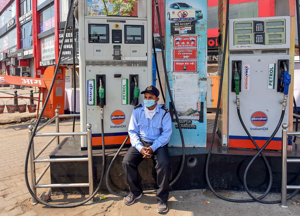 दो माह में 35वीं बार बढ़े पेट्रोल के दाम, दिल्ली में कीमत 100 रुपये के क़रीब