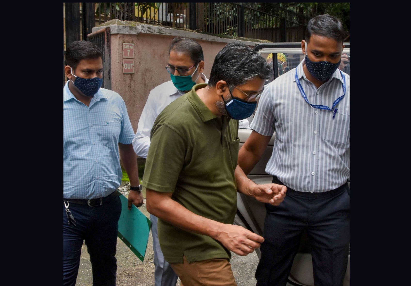 मुंबई में एनआईए अधिकारियों के साथ प्रोफेसर हेनी बाबू एमटी. (फोटो: पीटीआई)