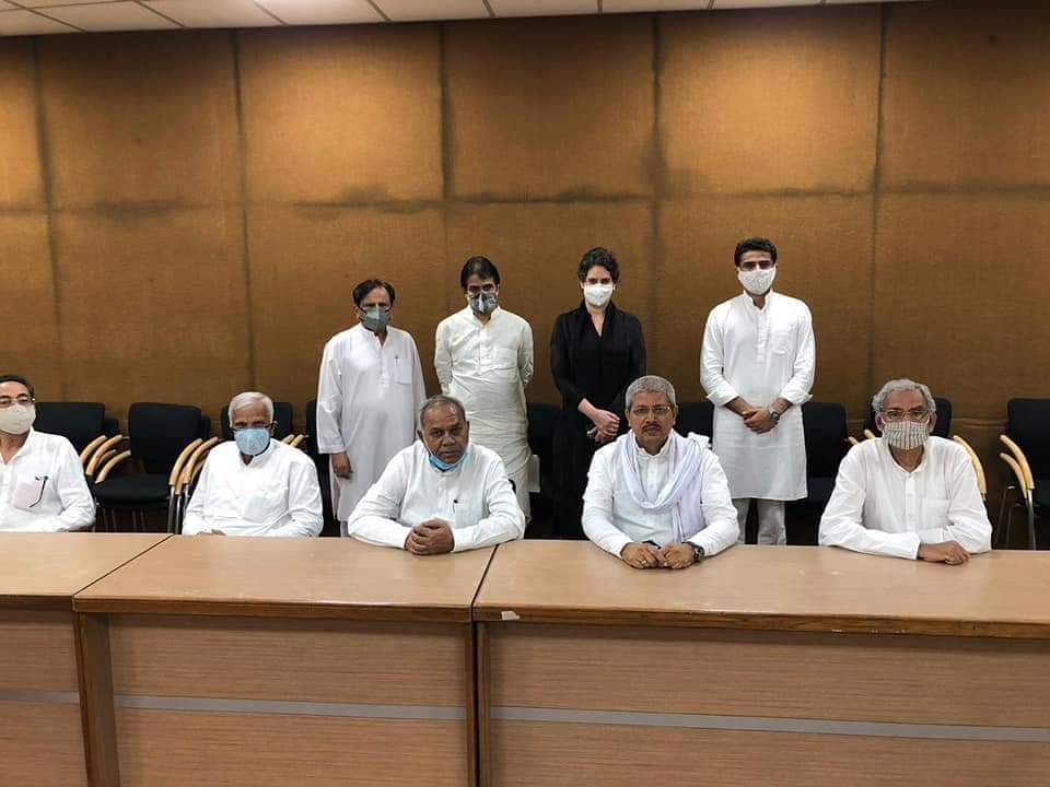 कांग्रेस महासचिव प्रियंका गांधी व अन्य वरिष्ठ कांग्रेस नेताओं के साथ सचिन पायलट. (फोटो साभार: ट्विटर)
