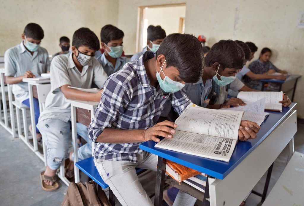 गुजरात: स्कूलों में छठी से 12वीं कक्षा तक पाठ्यक्रम का हिस्सा होगी भगवद गीता
