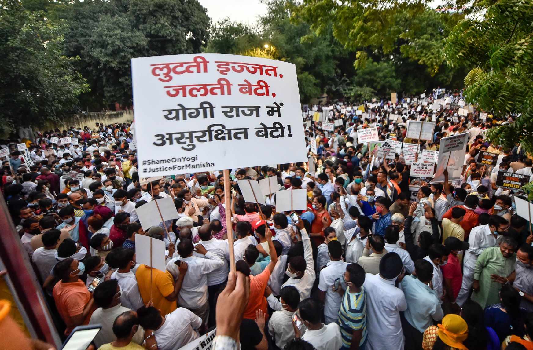 हाथरस गैंगरेप पीड़िता के लिए न्याय मांगते हुए नई दिल्ली में हुआ एक प्रदर्शन. (फोटो: पीटीआई)