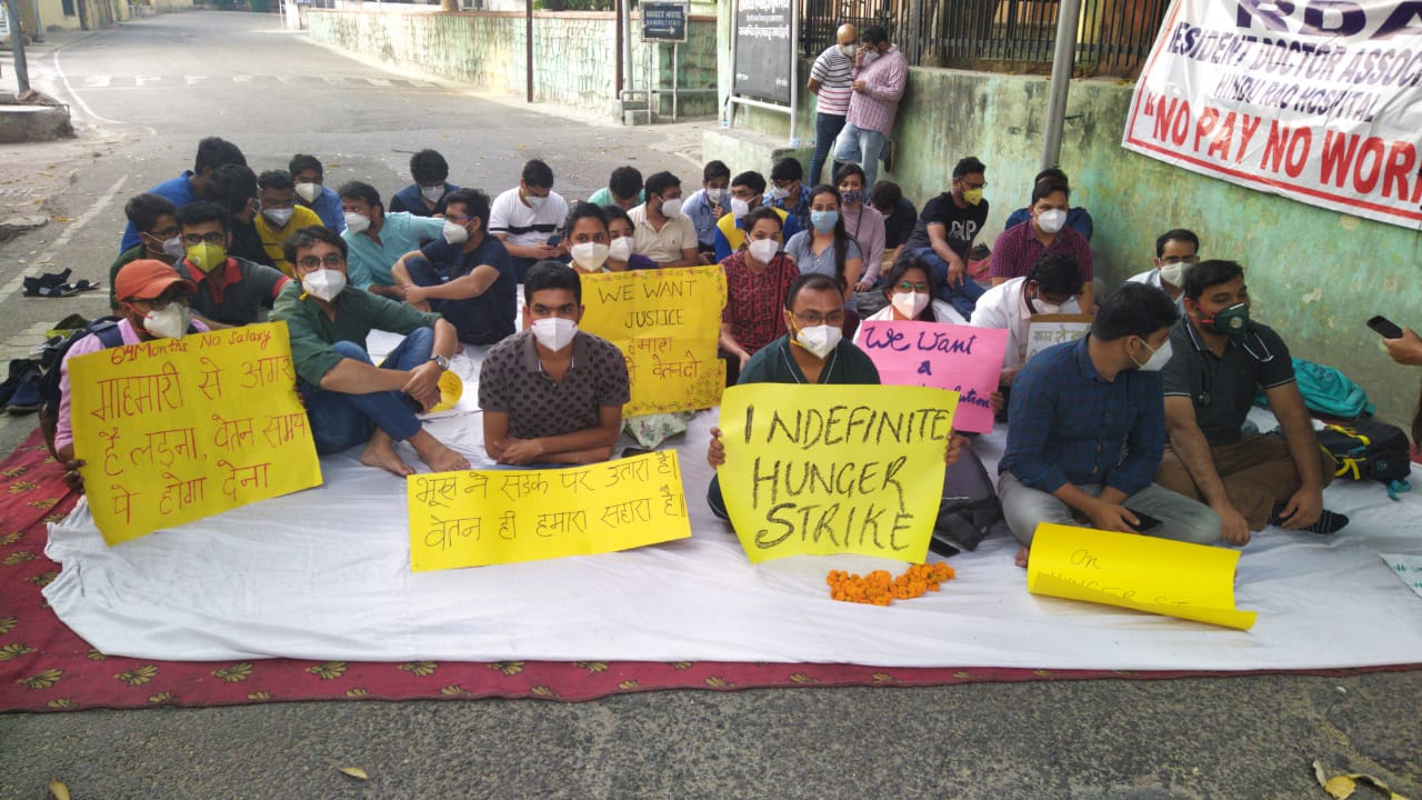 दिल्ली: वेतन की मांग पर हिंदूराव अस्पताल के पांच डॉक्टरों ने अनिश्चितकालीन भूख हड़ताल शुरू की