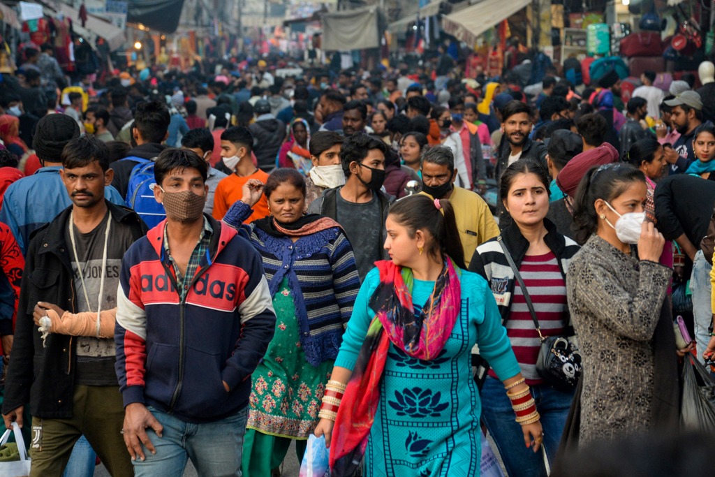 Jalandhar: Crowd of people at a market amid coronavirus pandemic, in Jalandhar, Sunday, Dec. 6, 2020. (PTI Photo) (PTI06-12-2020 000241B)