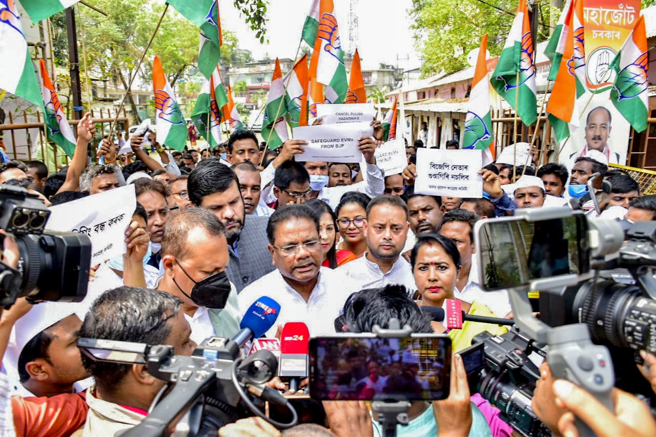 ईवीएम को लेकर भाजपा के खिलाफ असम कांग्रेस कार्यकर्ताओं का गुवाहाटी में प्रदर्शन. (फोटो साभार: ट्विटर)