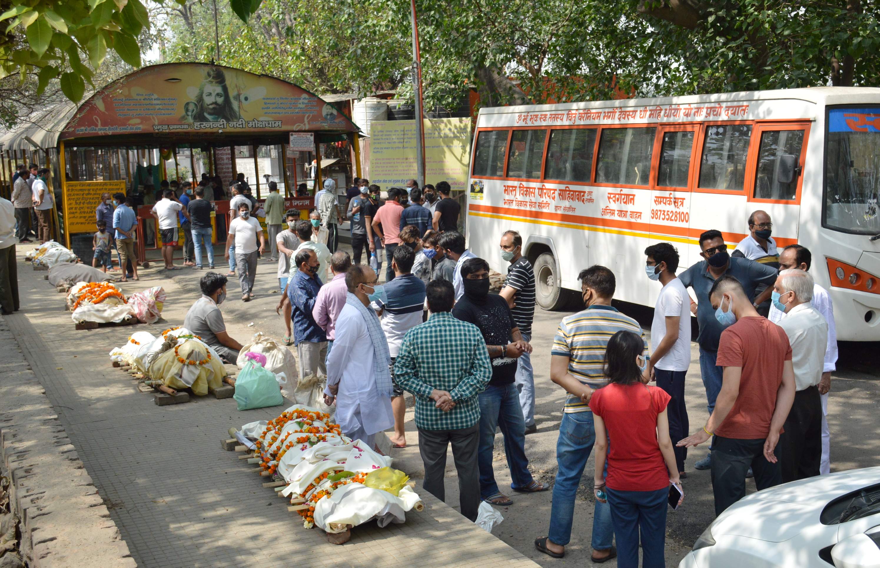 कोविड-19: दिल्ली के श्मशानों में दाह संस्कार के लिए करना पड़ रहा है 20 घंटे का इंतज़ार