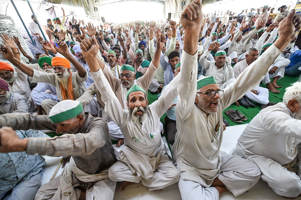 दिल्ली: भाजपा कार्यकर्ताओं और कृषि क़ानून के ख़िलाफ़ आंदोलन कर रहे किसानों के बीच झड़प