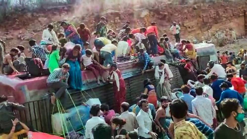 मध्य प्रदेश: दिल्ली से घर लौट रहे प्रवासी मज़दूरों से भरी बस पलटी, तीन लोगों की मौत