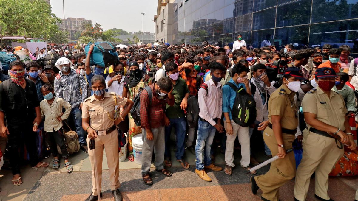 महाराष्ट्र: 15 दिन की पाबंदी की घोषणा के बाद मुंबई के स्टेशनों पर यात्रियों की भीड़