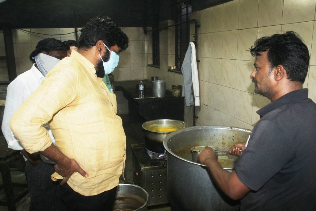 महाराष्ट्र: मंत्री ने अस्पताल में खाने की गुणवत्ता को लेकर ठेकेदार को कथित तौर पर थप्पड़ मारा