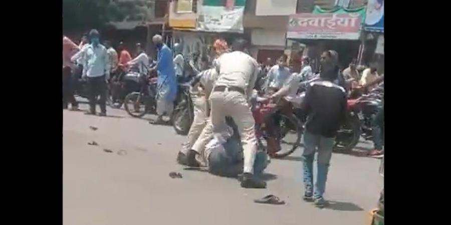 मध्य प्रदेश: मास्क न लगाने को लेकर व्यक्ति की बर्बर पिटाई, दो पुलिसकर्मी सस्पेंड