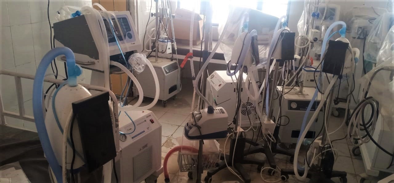 बलिया के अस्पताल में कमरे में बंद वेंटिलेटर्स. (फोटो: स्पेशल अरेंजमेंट)