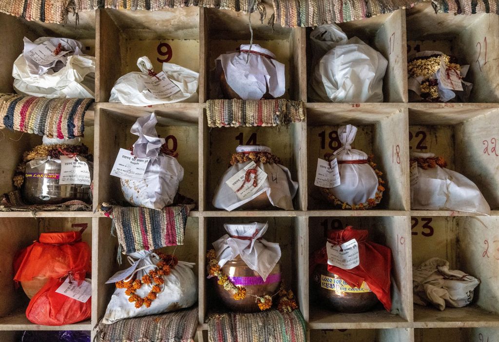 दिल्ली में लॉकडाउन की वजह से एक शवदाह गृह में कोविड और अन्य वजहों से मृत लोगों के अस्थि कलश. (फोटो: रॉयटर्स)