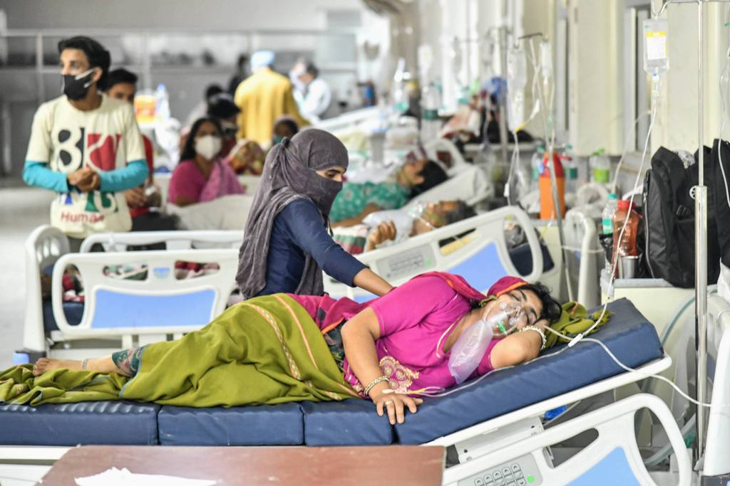 राजस्थान के अजमेर स्थित जवाहर लाल नेहरू अस्पताल में भर्ती कोरोना संक्रमित मरीज. (फोटो: पीटीआई)