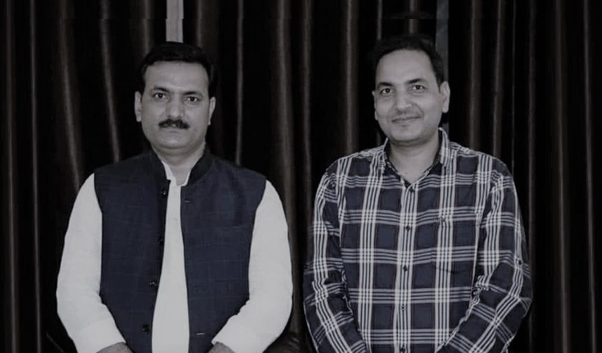 भाई अरुण के साथ सतीश द्विवेदी. (बाएं) (फोटो साभार: फेसबुक)