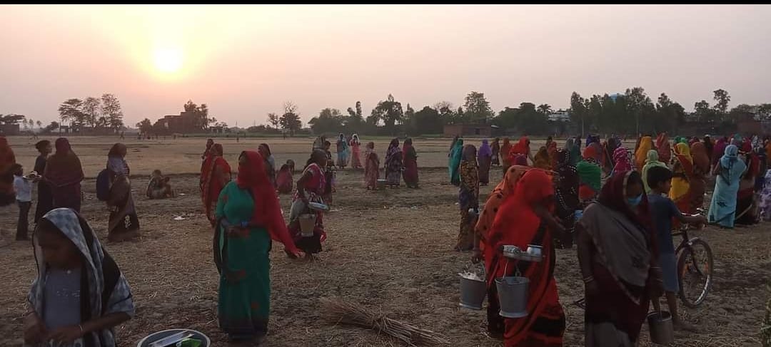 गौनर गांव में कोरोना से निजात के लिए सामूहिक पूजा करती महिलाएं. (फोटो: स्पेशल अरेंजमेंट)
