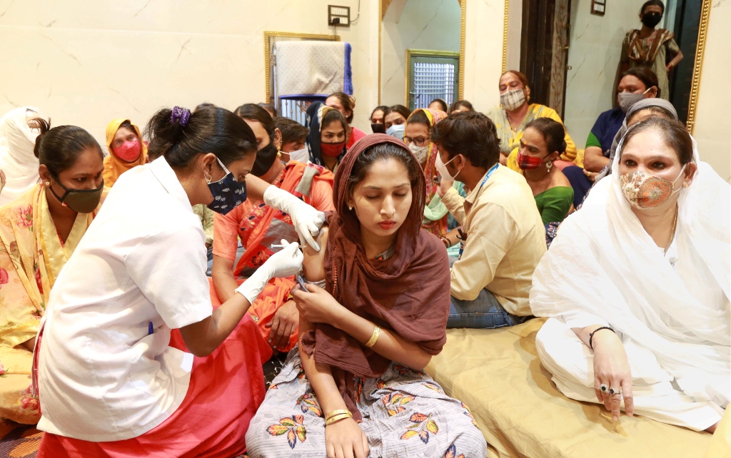 मध्य प्रदेश के इंदौर शहर में ट्रांसजेंडर समुदाय के लोगों को कोरोना वायरस का टीका लगाते स्वास्थ्यकर्मी. (फोटो: पीटीआई)