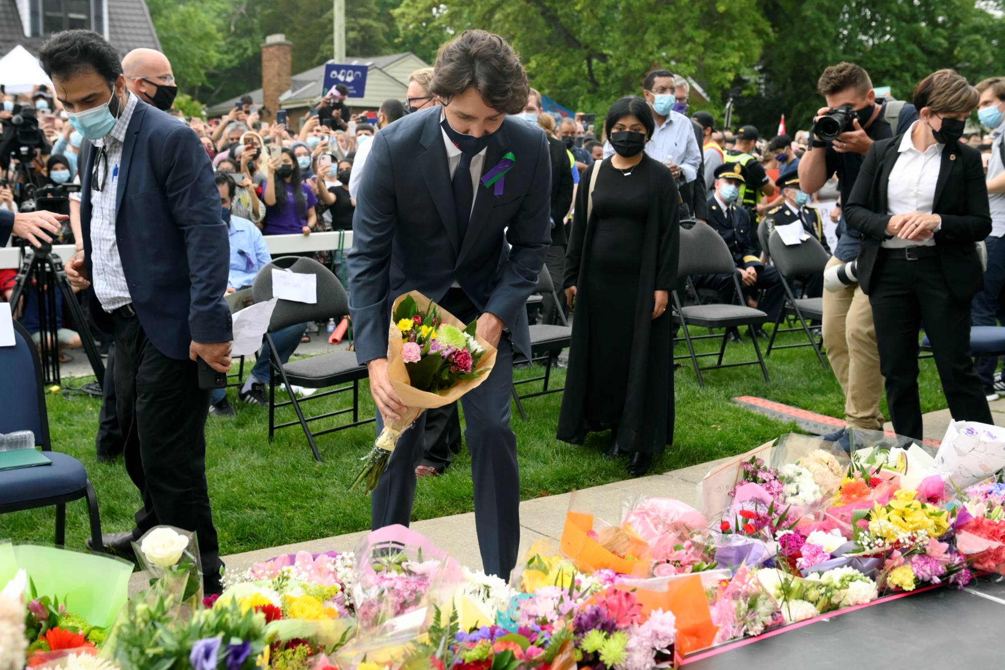 मृत परिवार को श्रद्धांजलि देने के एक कार्यक्रम में प्रधानमंत्री जस्टिन ट्रुडो. (फोटो: रॉयटर्स)