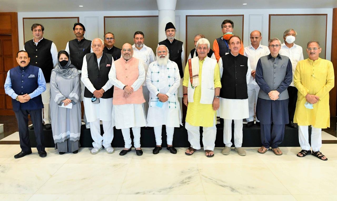 सर्वदलीय बैठक में प्रधानमंत्री नरेंद्र मोदी, गृह मंत्री अमित शाह और जम्मू कश्मीर के उपराज्यपाल मनोज सिन्हा के साथ जम्मू कश्मीर के विभिन्न नेता. (फोटो साभार: पीआईबी)