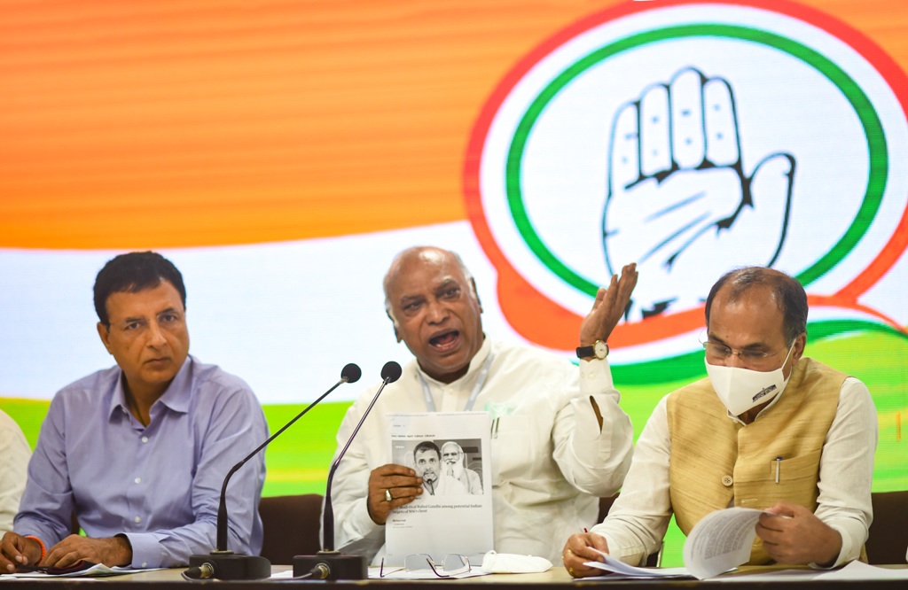 कांग्रेस ने भाजपा को ‘भारतीय जासूस पार्टी’ बताया, गृहमंत्री को बर्ख़ास्त करने की मांग