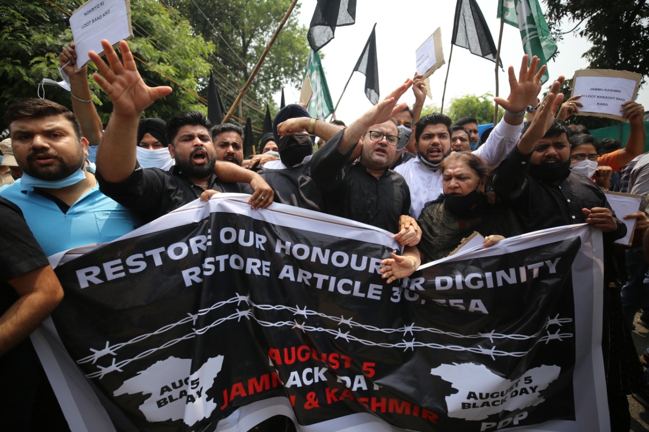 जम्मू कश्मीर का विशेष दर्जा ख़त्म करने के दो साल पूरे, विभिन्न दलों ने मनाया काला दिवस