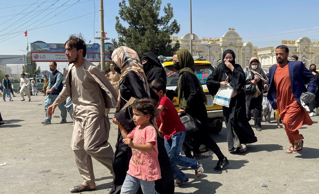 हज़ारों लोग अफ़ग़ानिस्तान से निकलने की जद्दोजहद में, काबुल एयरपोर्ट पर पांच लोगों की मौत
