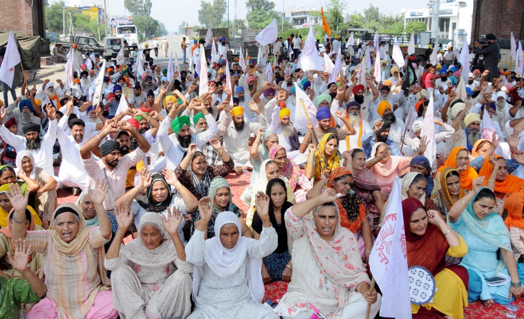 किसान आंदोलन: भारत बंद को मिला-जुला असर, टिकैत ने कहा- आंदोलन सफ़ल रहा