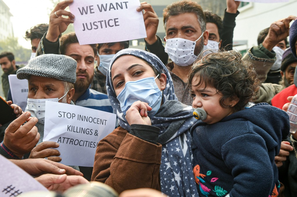 हैदरपोरा मुठभेड़: मारे गए नागरिकों के परिवारों ने प्रदर्शन किया, शव लौटाने की मांग