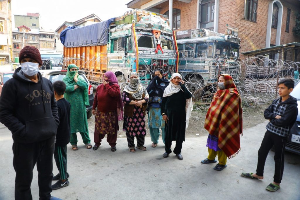 कश्मीर: सुरक्षा बलों की बढ़ोतरी से लोगों में भय का माहौल, कहा- ऐसा लगता है जंग होने वाली है