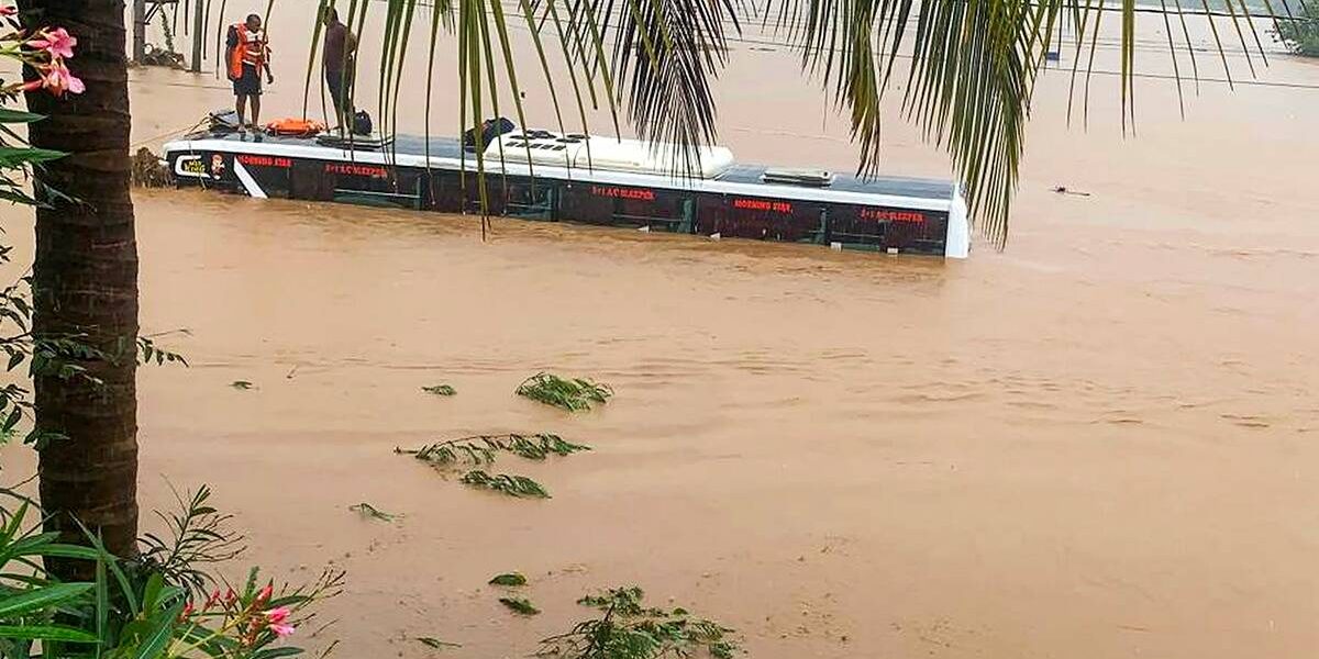 आंध्र प्रदेश: कई ज़िले भारी बारिश-बाढ़ से प्रभावित, बारह लोगों की मौत