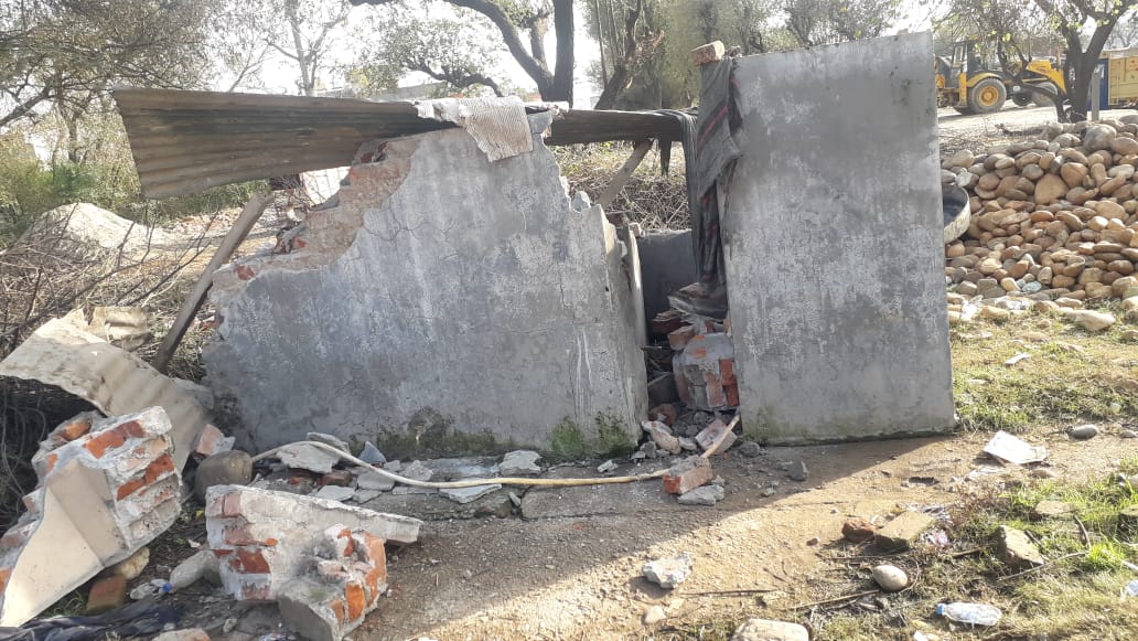 जम्मू: अतिक्रमण बताकर तोड़े गए मुस्लिमों के दशकों पुराने मकान, विरोध में उतरे लोग