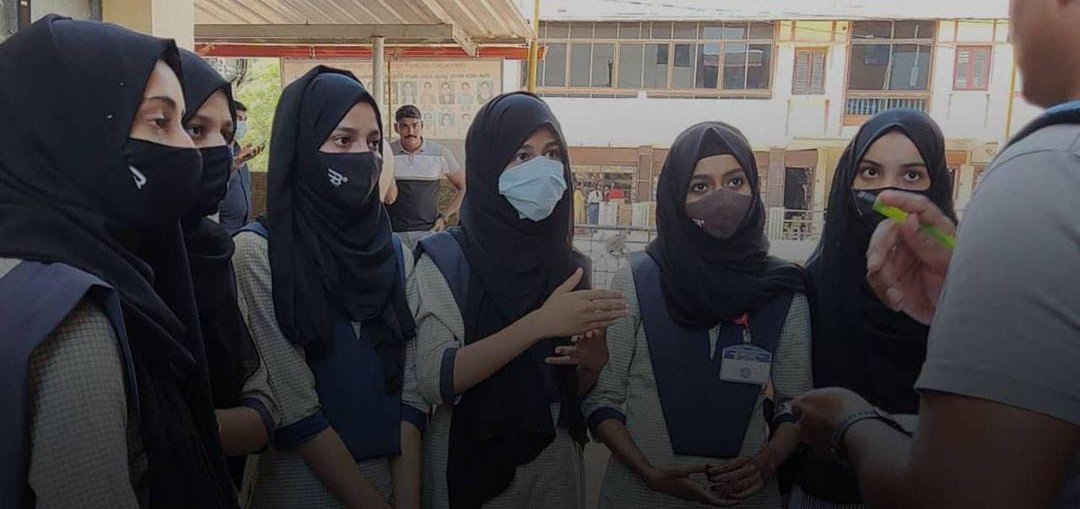 कर्नाटक: हिजाब पहनकर आईं छात्राओं को कॉलेज में प्रवेश दिया, लेकिन अलग कमरे में बैठाया गया