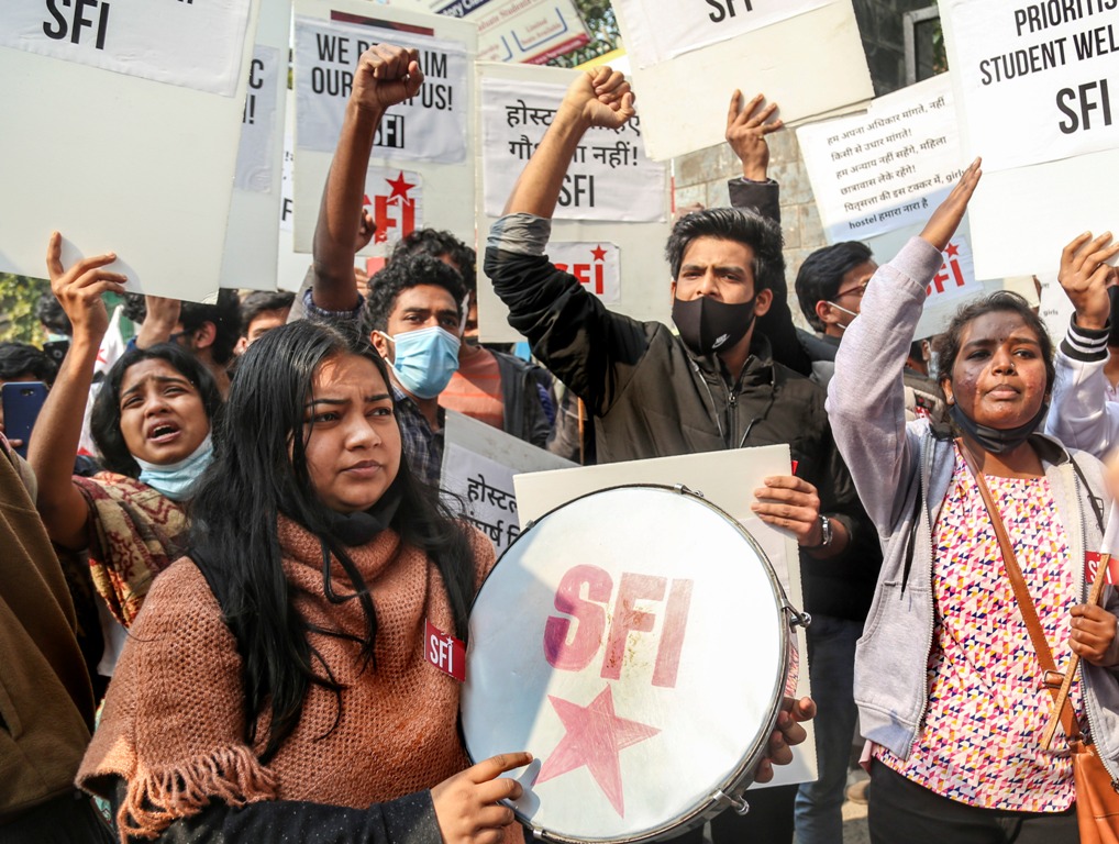 दिल्ली विश्वविद्यालय के हंसराज कॉलेज में ‘गोशाला’ बनाए जाने का छात्र-छात्राओं ने किया विरोध