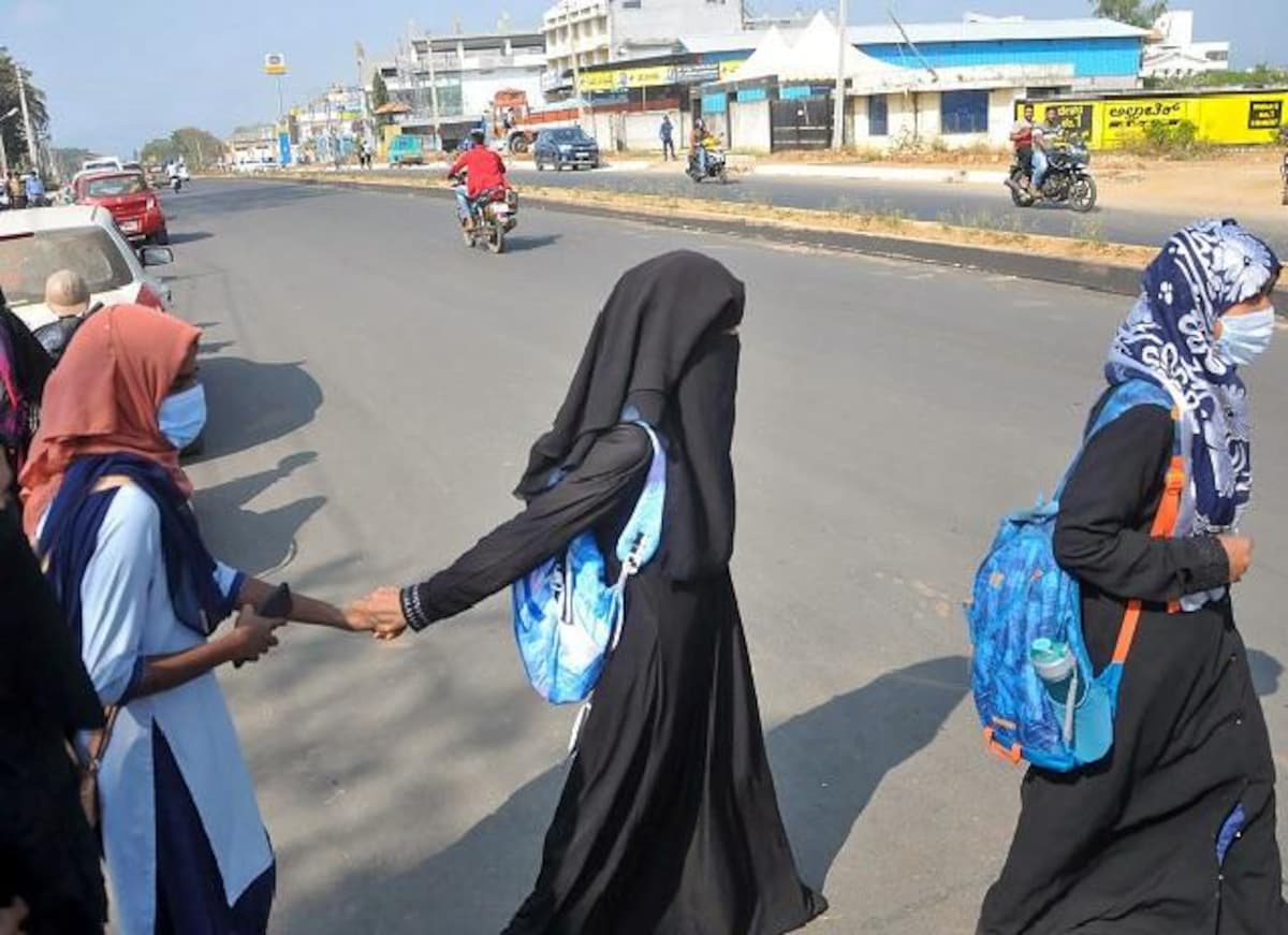 हिजाब विवाद: दक्षिण दिल्ली नगर निगम ने स्कूलों में धार्मिक पोशाक पहनने पर रोक लगाई
