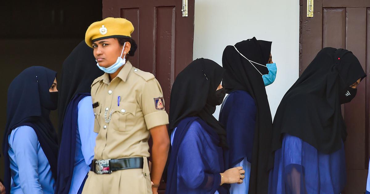 कर्नाटक: हिजाब विवाद के बीच बेंगलुरु के कॉलेज ने सिख लड़की को पगड़ी हटाने को कहा