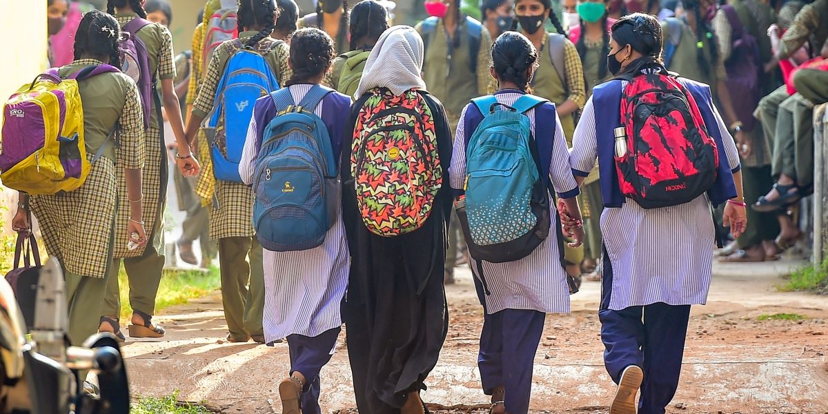 हिजाब विवाद के बीच कर्नाटक सरकार करा रही है मुस्लिम छात्राओं की गिनती: रिपोर्ट