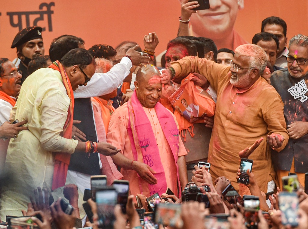 उत्तर प्रदेश: 255 सीटों के साथ भाजपा की ऐतिहासिक जीत, सपा ने 111 सीटों पर क़ब्ज़ा जमाया