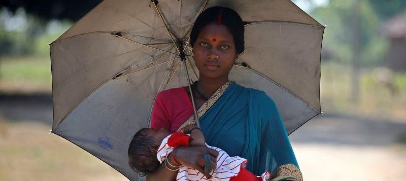 A mother carries her son to a health centre in Kushbari village, about 315 km (195 miles) north of the eastern Indian city of Kolkata, November 11, 2008. Every year, about 78,000 mothers die in childbirth and from complications of pregnancy in India, according to the United Nations Children's Fund (UNICEF). Picture taken November 11, 2008. To match feature INDIA-MATERNALDEATHS. REUTERS/Parth Sanyal (INDIA) - RTR23VG3